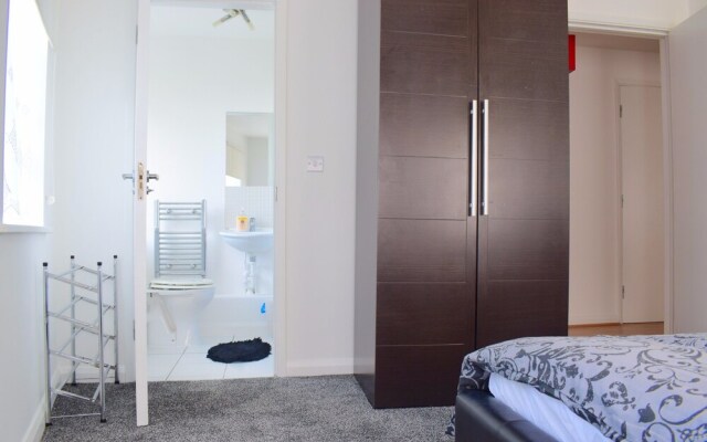 Spacious 2 Bedroom in Shepherds Bush With Patio