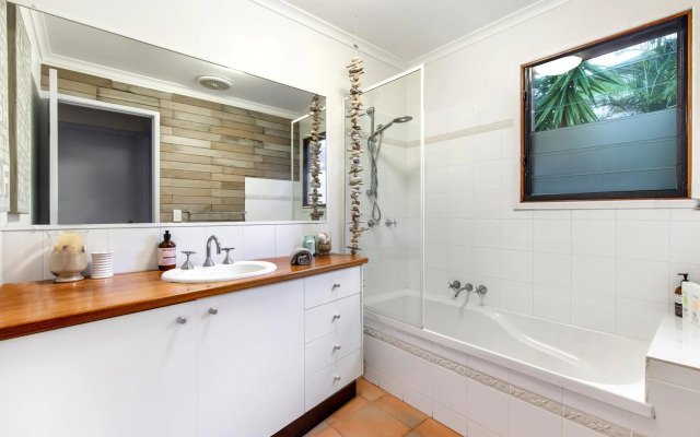 Cool Noosa Home. Central location. A/C. Gym. WIFI. Netflix