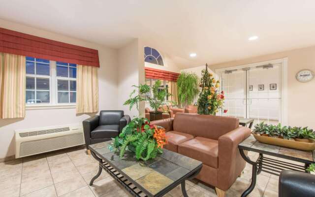 Microtel Inn & Suites by Wyndham Altus