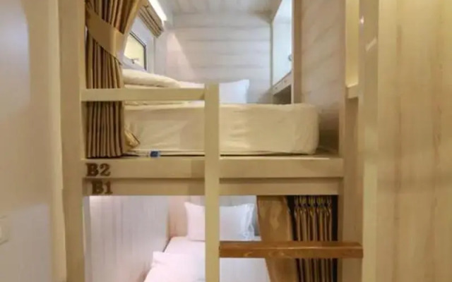 Mariya Lady Hostel At Suvarnabhumi Airport - Female Only