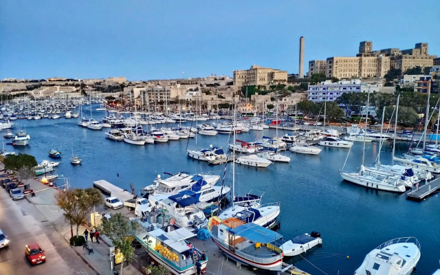 2 bedroom, central and spacious with sea view