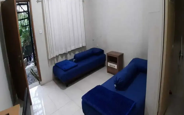 Nabila Syar i Guesthouse by ZUZU