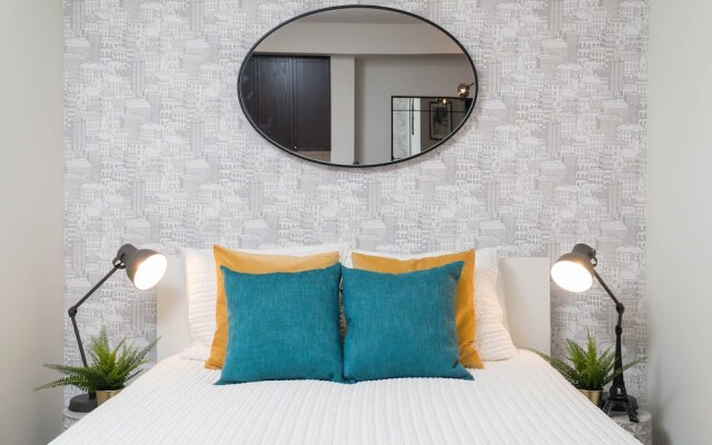 Peter St - Downtown Suite with Balcony