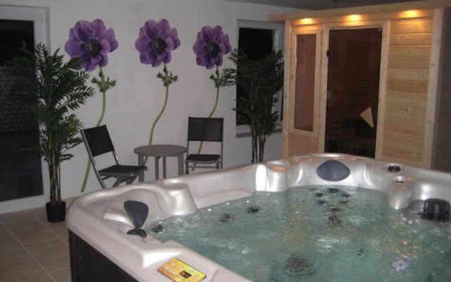 Opulent Holiday Home With Sauna, Jacuzzi & Playroom in Backemoor