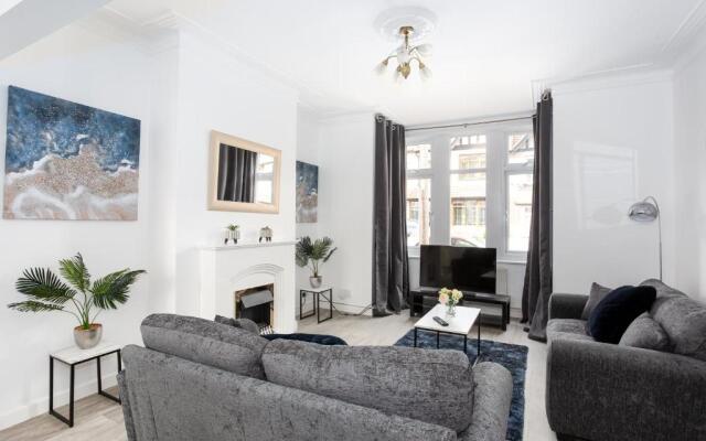Wenham House - Large House with Hot Tub, Sleeps 11!