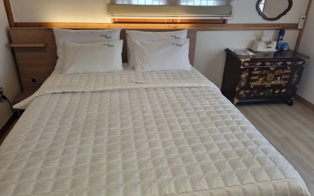 Wiyeonjae Hanok Stay