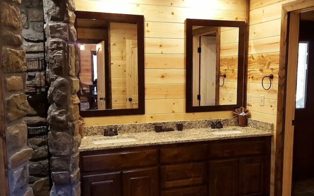 Ace in the Hole Cabin in the Wood With Hot Tub and Fireplace by Redawning