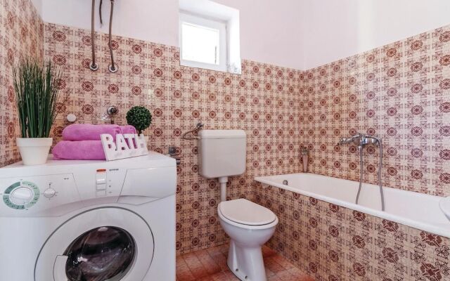 Stunning Home in Modric With 3 Bedrooms and Wifi