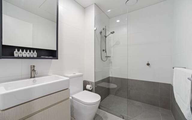 HomeHotel Walking Distance to Train & Westfield