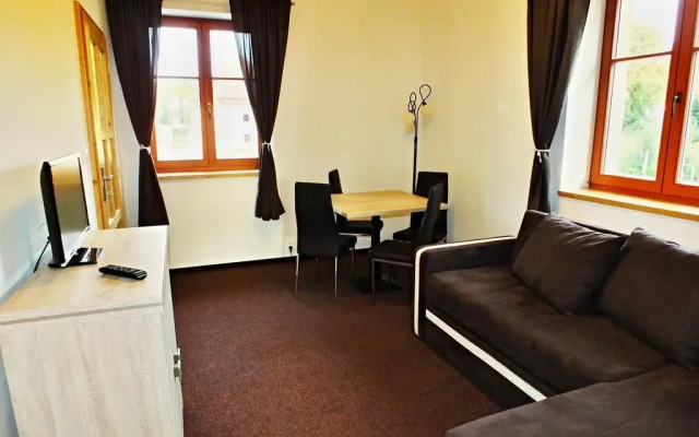 Zámecký Dvůr Černousy