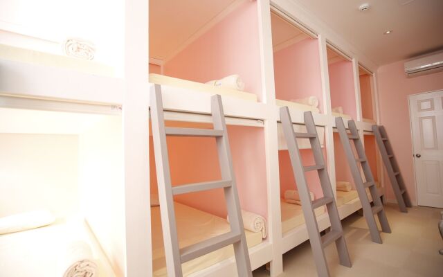 The LANAI HOSTEL