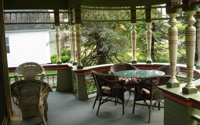 Estabrook House Bed and Breakfast