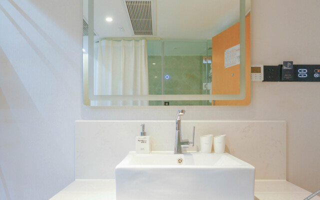 Qingmu Select Hotel (Shanghai Hongqiao Airport Longbai Xincun Subway Station)