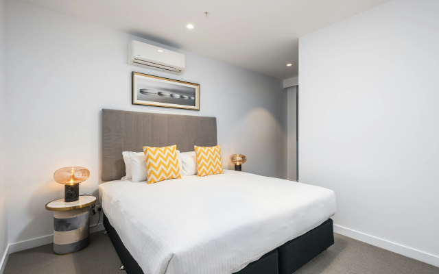 Sky One Apartments by CLLIX – Guest Rooms – Melbourne
