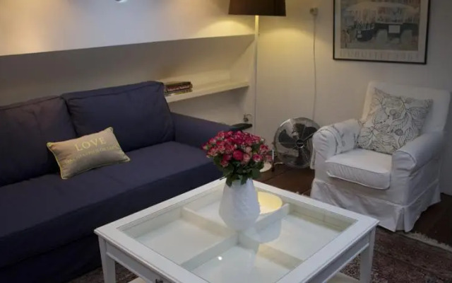 The Burret Houseboat