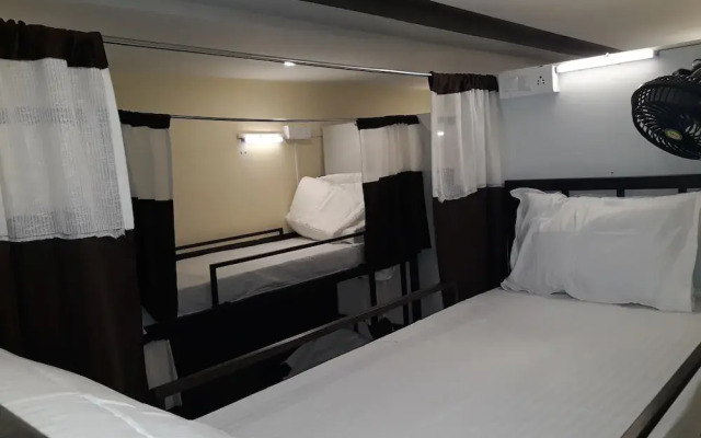Deck 3 Airport Dormitory - Hostel