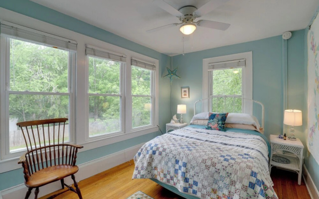 Lovely Hendersonville Retreat ~ 1 Mi to Downtown!