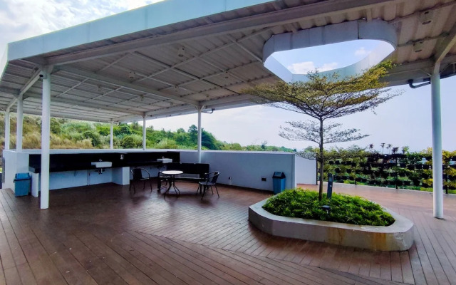 Homey And Cozy Living Studio Amartha View Apartment