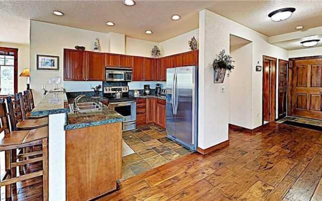 3 Bedroom Mountain View Condo Located in Historic Downtown Breckenridge with Hot Tub Access