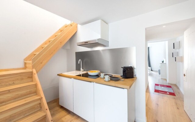 Cosy Duplex Overlooking the "rue de la Loge"!