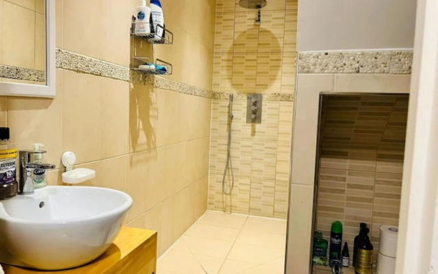 Comfortable 2 Bedroom Apartment in West London