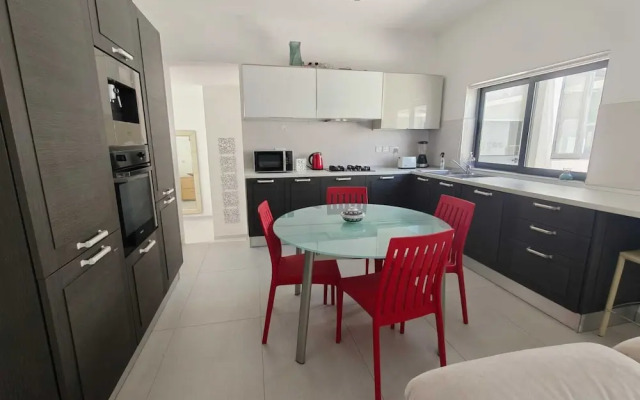 Twin Room with Laundry in Pembroke