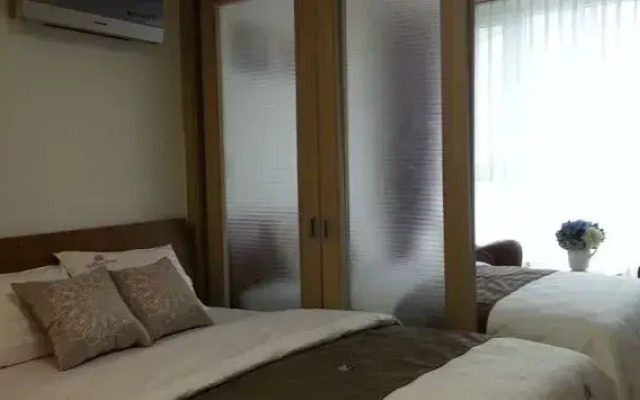 TEN-Q Residence MAPO
