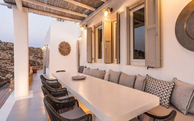 Stunning Villa Surrounded by Lush Greenery