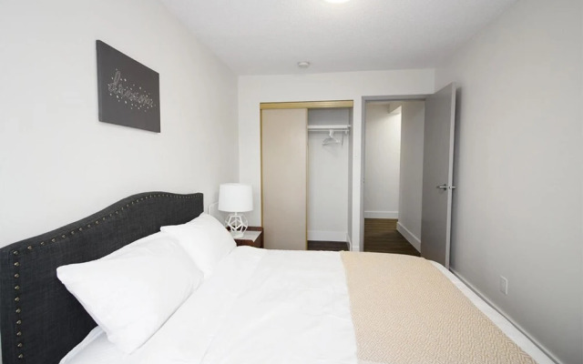 21st Floor Two Bedroom Downtown Unit Free Parking