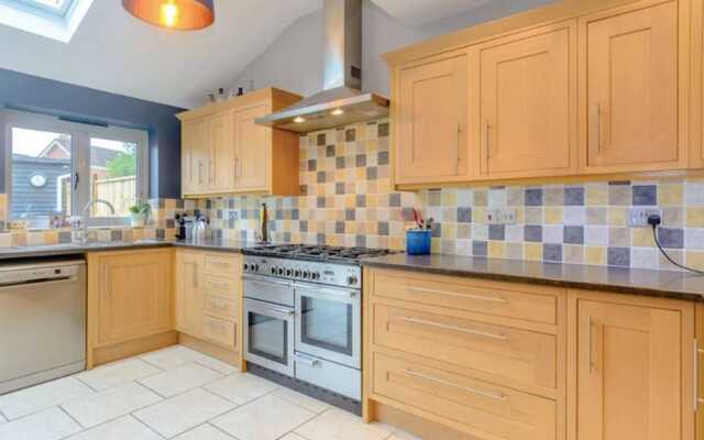 3 Bedroom House With Parking In Bath