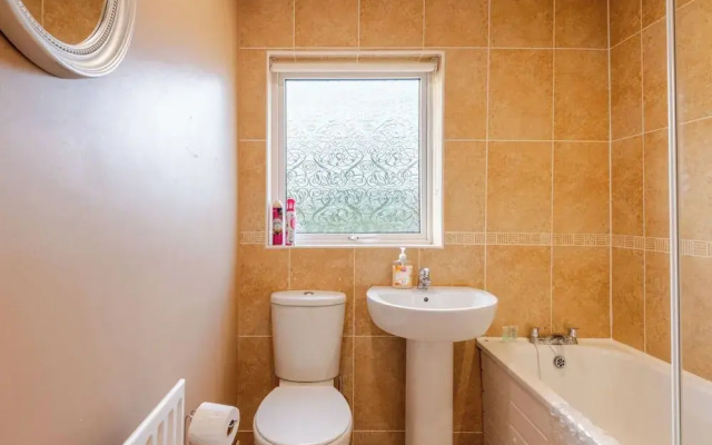 4 bed House - Private Garden - Free Parking