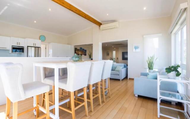 Beautiful 3BR Beachside Apt in Cottesloe!