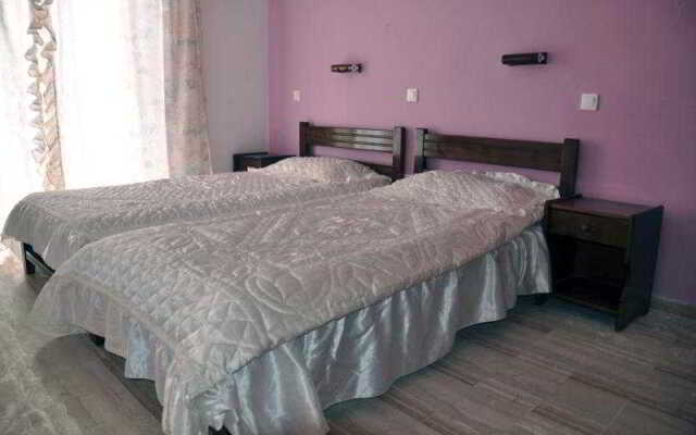 Makis Studios & Apartments