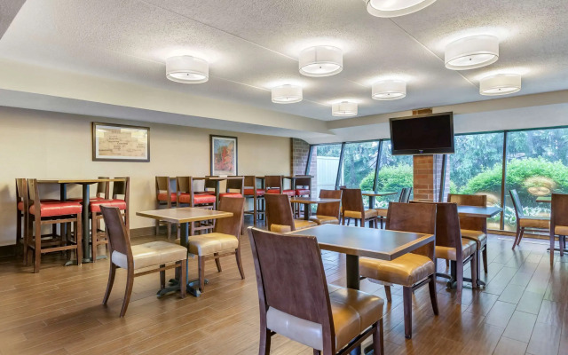 Comfort Inn Lansing West