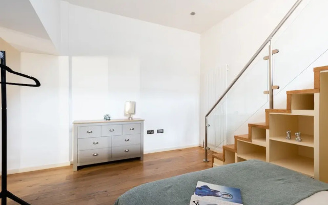 Platinum Apartment in Camden 9946
