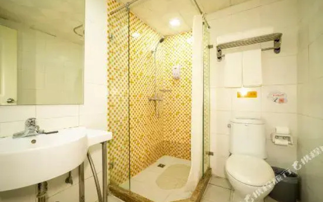 Home Inn (Qingdao Hai'er Road Metro Station Qingshan Road)