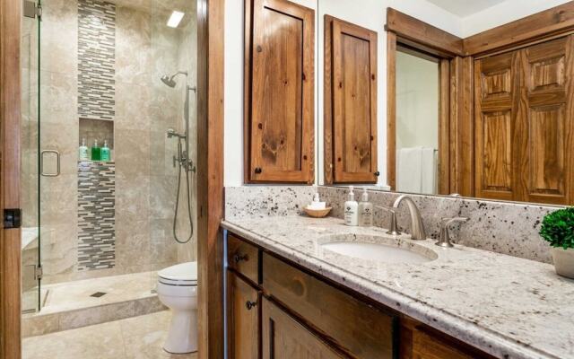 4 Bedroom Antlers Vacation Rental With Incredible Slopeside Views and Just a Short Walk to Gondola and Lionshead Village