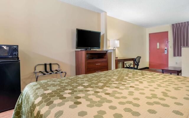 Econo Lodge Inn & Suites Forest