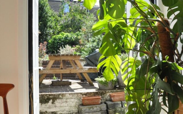 2 Bedroom Apartment With Garden in Hackney