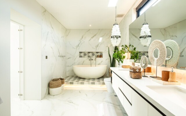 Stunning 6 BR Villa With Breathtaking Scenery