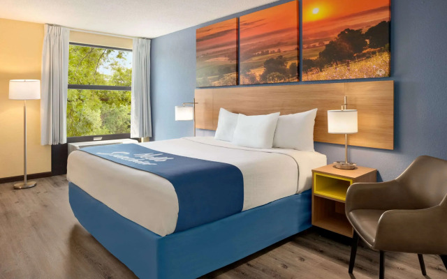 Days Inn & Suites by Wyndham Merrillville