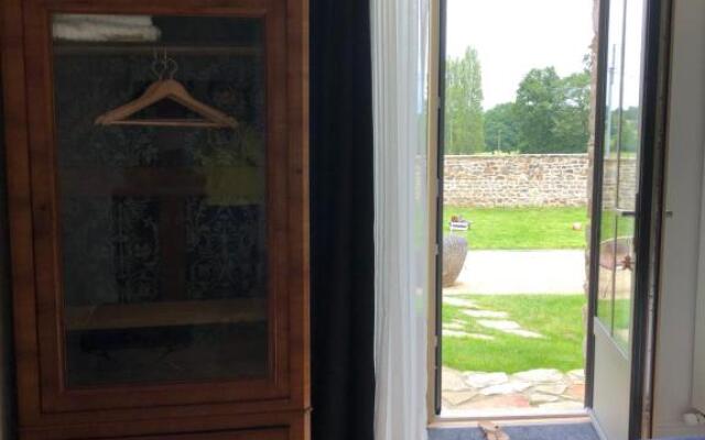Chambre indépendante au Manoir de la Célinais côté jardin