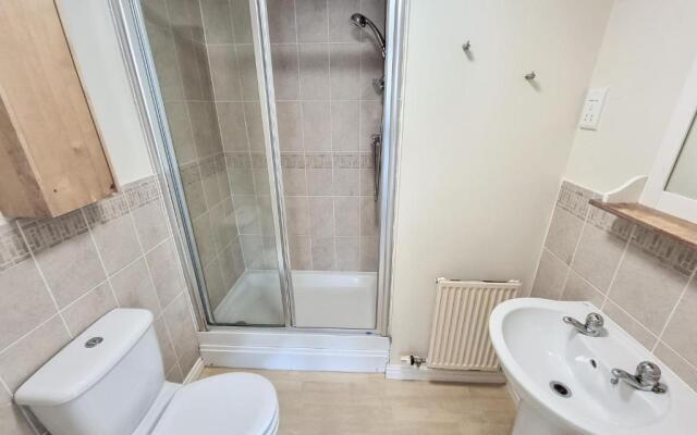 City House in Nice Area - Smart Tv's, 900mb Wifi