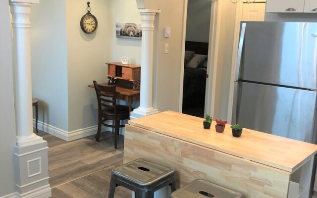 Esther's Place-Carleton Place Downtn Apartment
