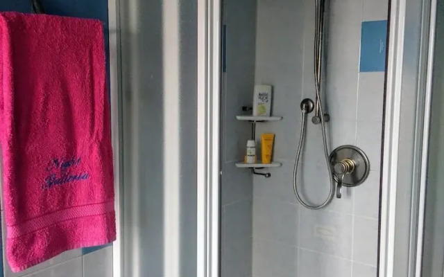 Night Galleria - bed & art