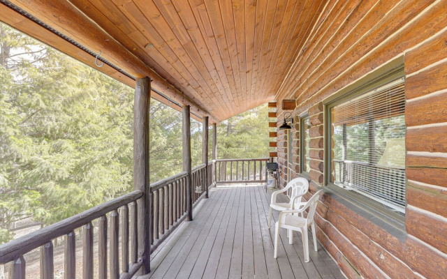 Wild Adventures in Eureka! Amish-crafted Cabin