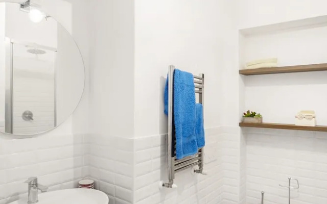 JOIVY Bright Apartment in De Angeli near Subway