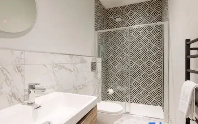 Romantic King Apt w/ Sea View, Free Gym & Parking