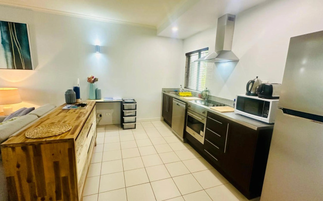 Palm Cove Pool Access Apartment