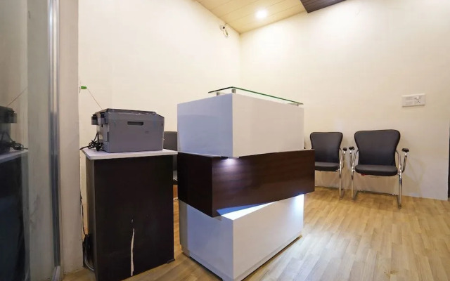 OYO 46922 Qlark White Palace